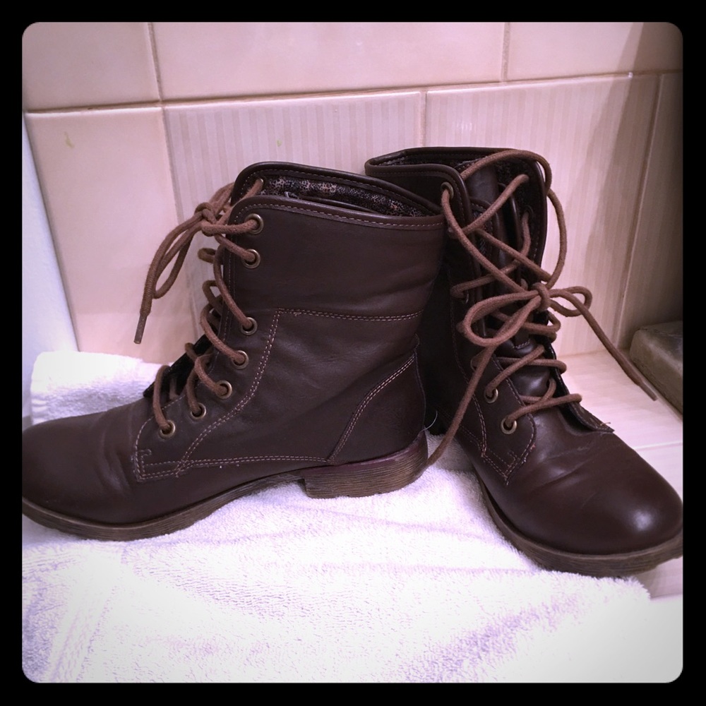 Young women’s combat boots